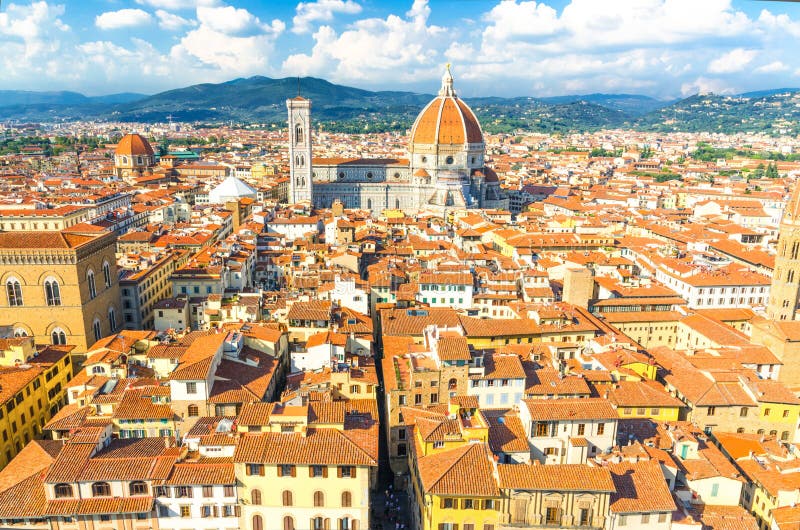 Vue panoramique a?rienne sup?rieure de ville de Florence avec la cath?drale de Santa Maria del Fiore de Di de Cattedrale de Duomo photographie stock Vue panoramique a?rienne sup?rieure de ville de Florence avec la cath?drale de Santa Maria del Fiore de Di de Cattedrale de Duomo photographie stock