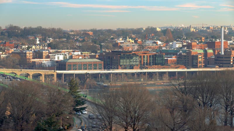 Vue panoramique sur key bridge et washington dc le matin d'hiver banque de vidéos