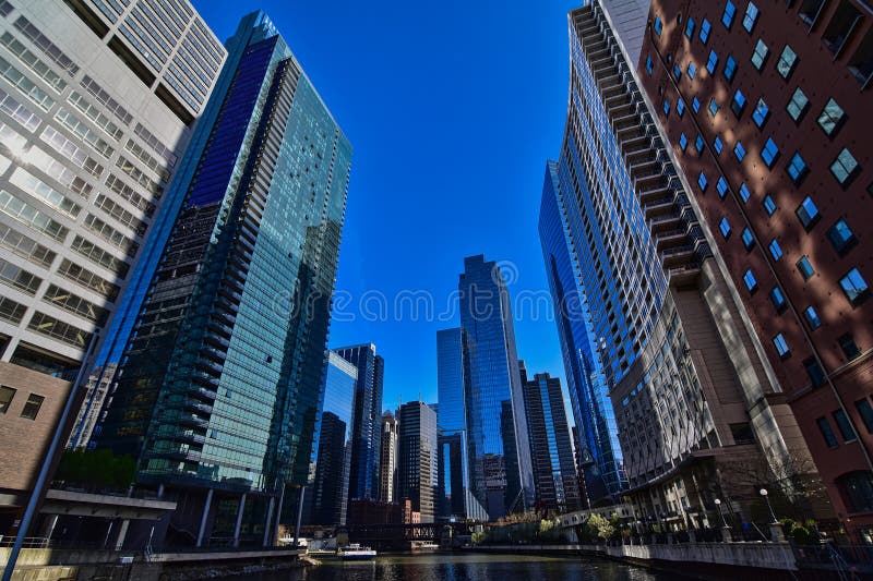 Vue panoramique sur l'architecture de chicago depuis la rivière photo libre de droits