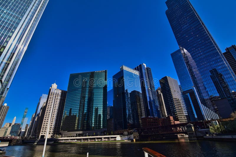Vue panoramique sur l'architecture de chicago depuis la rivière photo libre de droits
