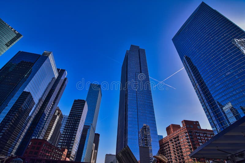 Vue panoramique sur l'architecture de chicago depuis la rivière qui s'élève dans le ciel photo stock