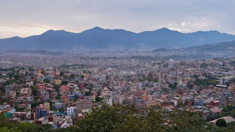 Vue panoramique sur l'ouest du népal de kathmandu densément peuplé avec contreforts de l'himalaya en arrière-plan vue de swayambhu photos libres de droits