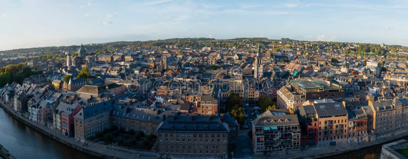 Vue panoramique sur la ville de namur avec la cathédrale saint aubain et eglise saintjeanbaptiste de namur de citadel belgium
