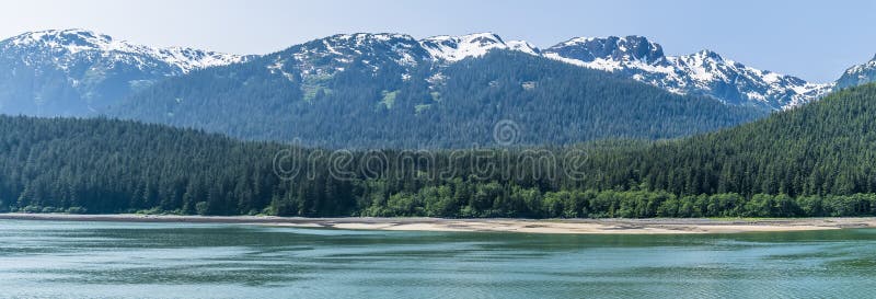 Vue panoramique sur le littoral densément boisé du canal gastineau à l'approche du juneau alaska images stock