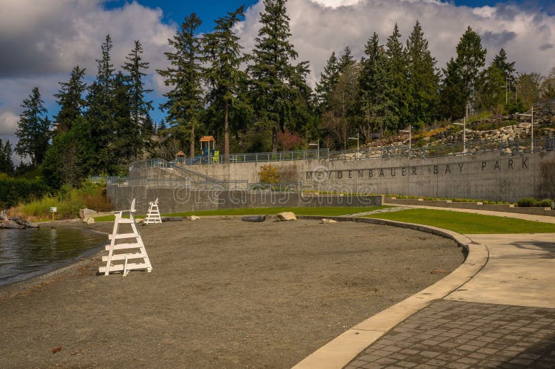Vue panoramique sur le parc meydenbauer face à un lac par une journée nuageuse et ensoleillée photographie stock libre de droits