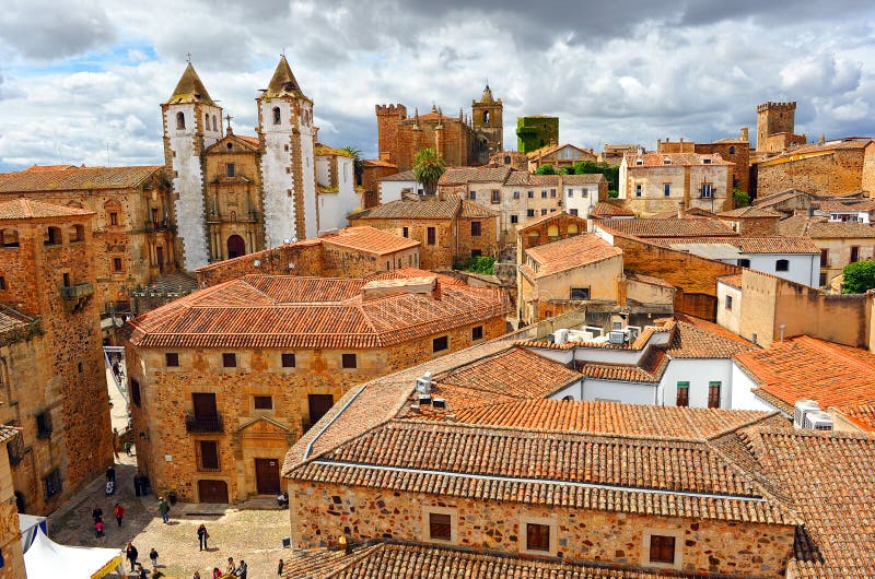 Les Cantiques du Roi Alphonse X le Sage  - Cantigas de Santa-Maria – Espagne 13 eme siècle ( Images et musique) Vue-panoramique-ville-m%C3%A9di%C3%A9vale-caceres-estr%C3%A9madure-espagne-50634972