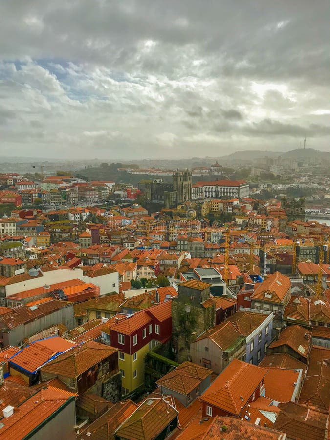 Vue pittoresque de panorama de Porto, Portugal dans le jour nuageux photos stock Vue pittoresque de panorama de Porto, Portugal dans le jour nuageux photos stock