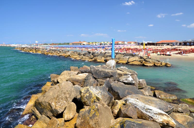 Vue pittoresque sur la belle plage en Marina di Pisa, Italie photo stock Vue pittoresque sur la belle plage en Marina di Pisa, Italie photo stock