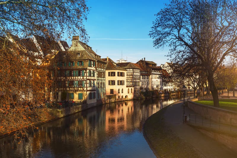 Vue pittoresque sur les maisons à colombage au coucher du soleil Strasbourg photographie stock Vue pittoresque sur les maisons à colombage au coucher du soleil Strasbourg photographie stock