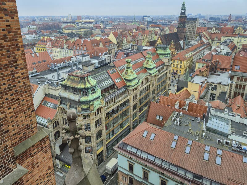 : Vue pittoresque sur les toits de Wroclaw avec des bâtiments historiques et un photos libres de droits