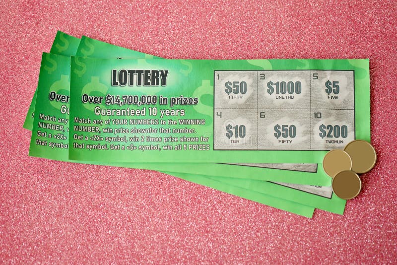 vue rapprochée des cartes à gratter de la loterie verte. beaucoup
