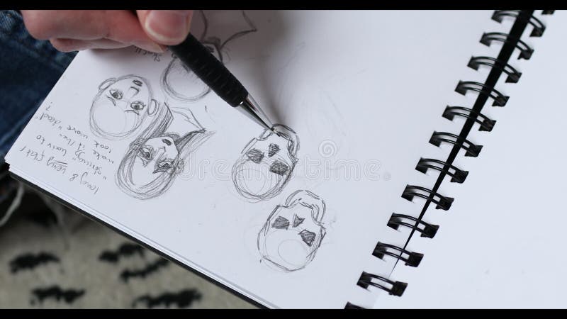 Vue rapprochée d'un dessin manuel dans un bloc-notes capturant le processus créatif en temps réel. banque de vidéos