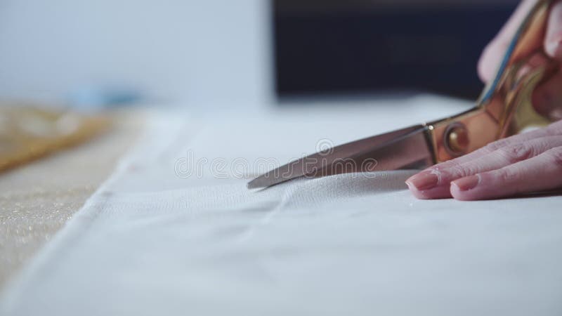 Vue rapprochée d'une femme coupant un textile à la caméra 4 Ko banque de vidéos