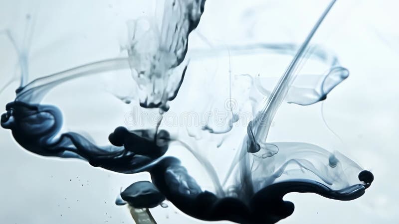 Vue rapprochée de l'encre noire qui disparaît lentement dans l'eau laissant derrière lui une atmosphère sereine et apaisante. illustration stock