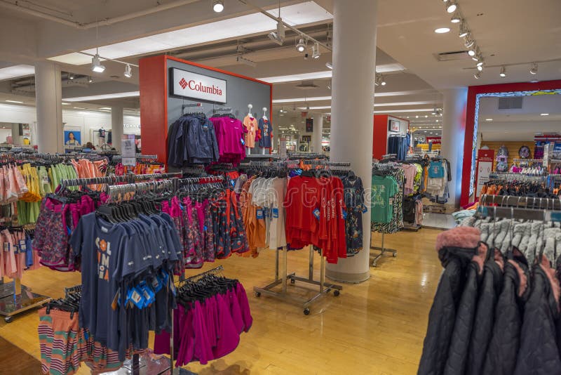 Vue rapprochée de l'intérieur avec la section vêtements du grand magasin macys. new york. photographie stock