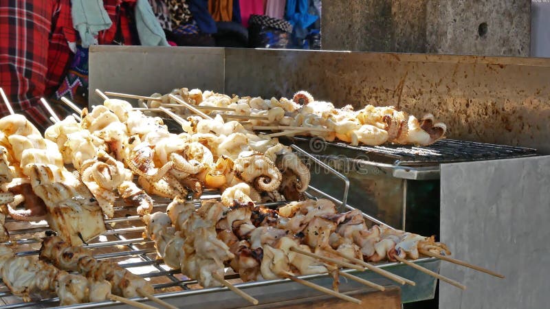 Vue rapprochée des grillades de calamars à la supérette de Bangkok, Thaïlande banque de vidéos