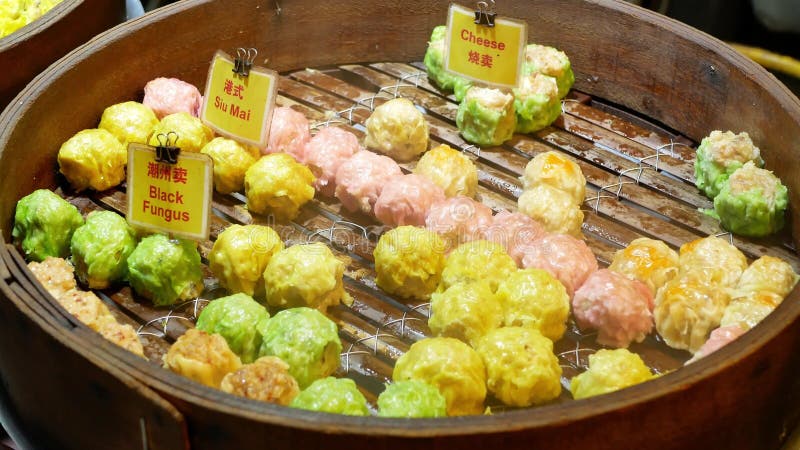 Vue rapprochée du dim sum dans le bambou à vapeur clips vidéos
