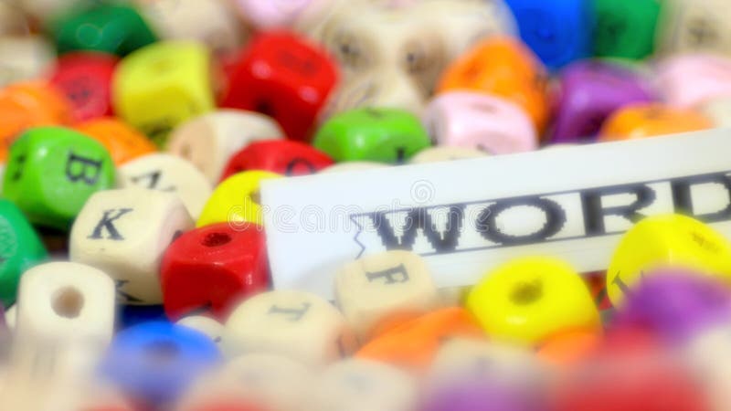 Vue rapprochée du texte au milieu des perles de lettres colorées clips vidéos