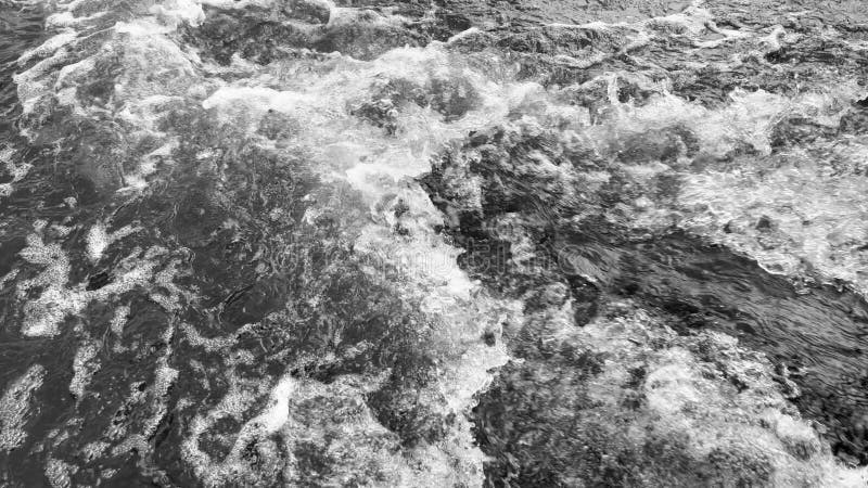 Vue rapprochée sur l'océan gris orageux ou les vagues. vue du haut de l'océan atlantique pendant la tempête vidéo de résolution 4k banque de vidéos