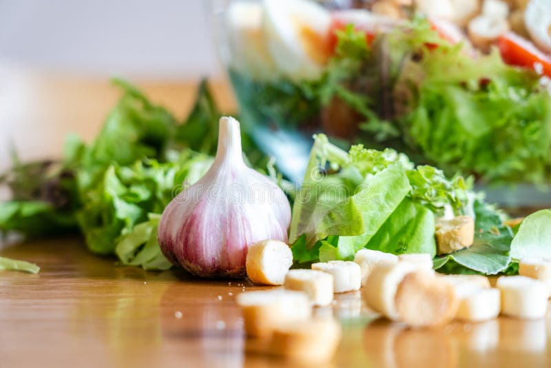 Vue rapprochée sur la salade césar dans l'assiette. salade de préparation images libres de droits