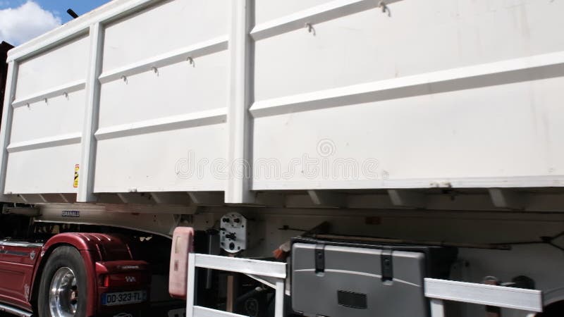 Vue rapprochée sur un énorme camion blanc conduisant sur les autoroutes. le camion se déplace à grande vitesse. vidéo haute vitess banque de vidéos
