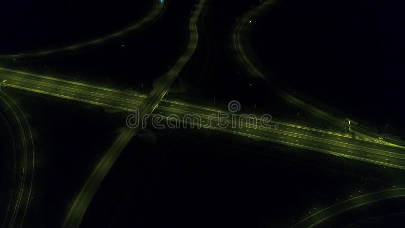 Vue a? rienne de bourdon au-dessus d'un rond point, nuit clips vidéos