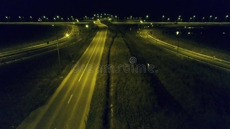 Vue a? rienne de bourdon au-dessus d'un rond point, nuit banque de vidéos