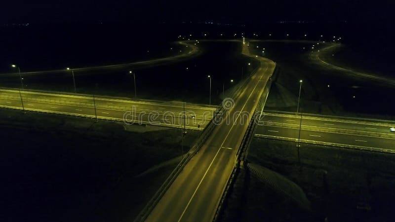 Vue a? rienne de bourdon au-dessus d'un rond point, nuit clips vidéos