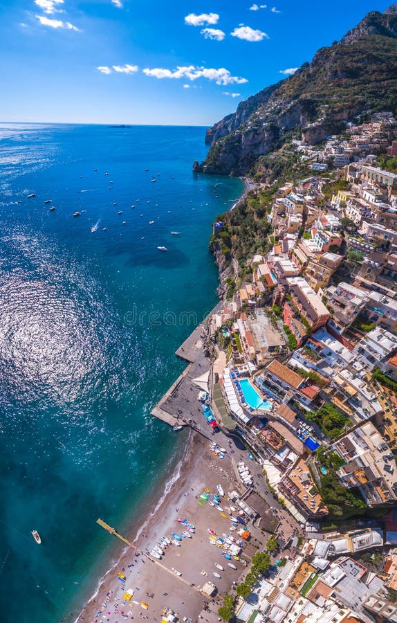 Vue a?rienne de la photo de Positano, beau village m?diterran?en sur la c?te Costiera Amalfitana, le meilleur endroit en Italie, photo stock Vue a?rienne de la photo de Positano, beau village m?diterran?en sur la c?te Costiera Amalfitana, le meilleur endroit en Italie, photo stock