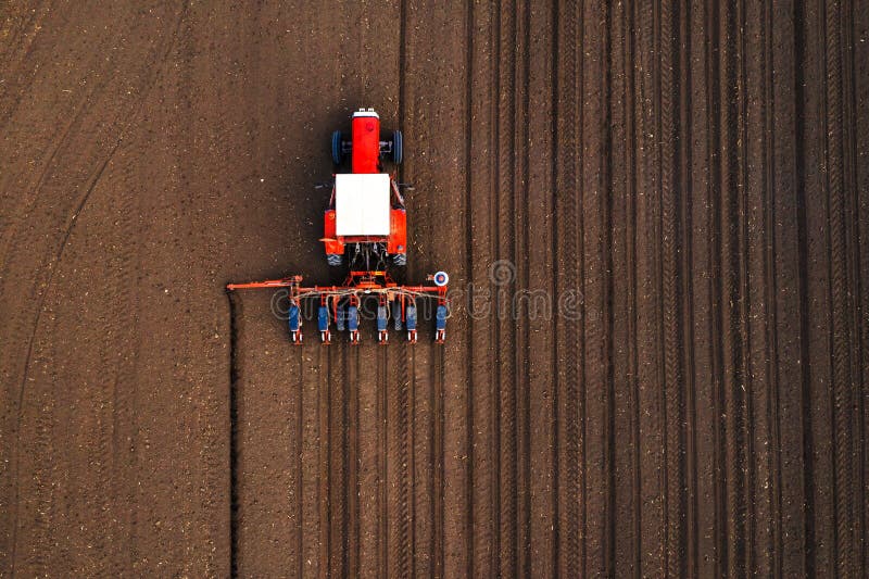Vue a? rienne de tracteur avec le semoir mont? effectuant l'ensemencement direct photos stock