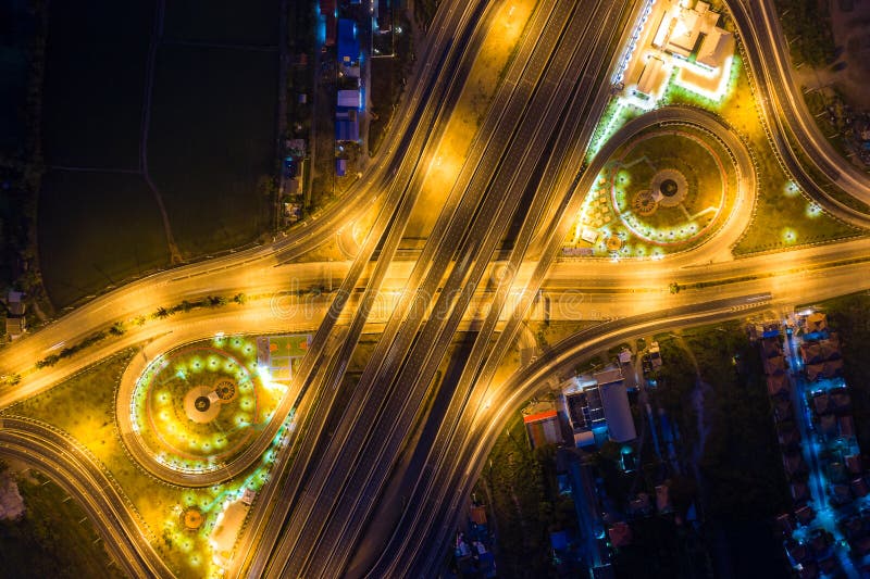 Vue a?rienne des jonctions de route Les routes de pont forment le num?ro 8 ou l'infini signent dedans la structure du concept d'a photo stock Vue a?rienne des jonctions de route Les routes de pont forment le num?ro 8 ou l'infini signent dedans la structure du concept d'a photo stock