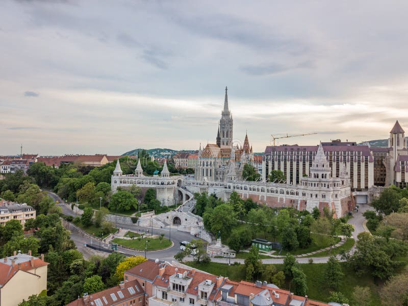 Vue scénique aérienne du pêcheur Bastion du côté de Buda de Budapest moderne, capitale de la Hongrie images libres de droits Vue scénique aérienne du pêcheur Bastion du côté de Buda de Budapest moderne, capitale de la Hongrie images libres de droits