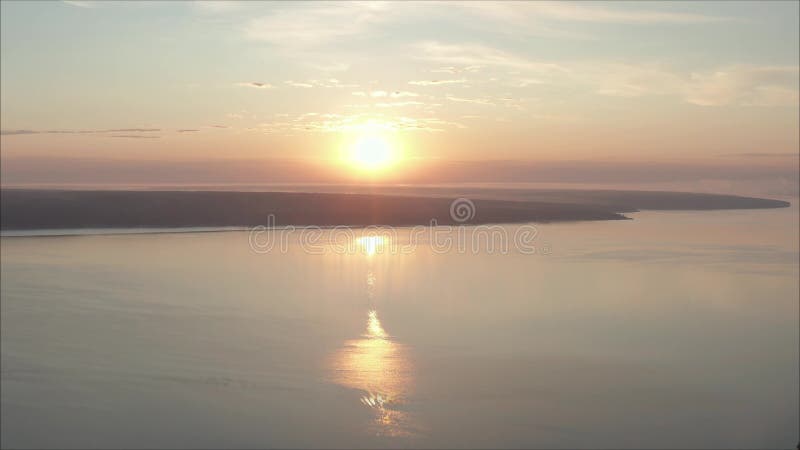 Vue scénique de beau lever de soleil ou aube au-dessus de l'étang au matin de ressort ou de début de l'été avec le fond de ciel n banque de vidéos