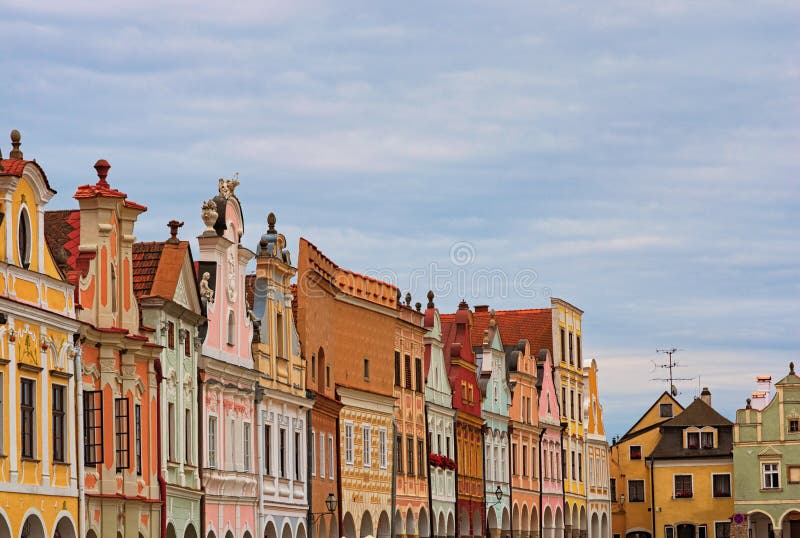 Vue scénique de la rangée des maisons colorées dans la place principale de la ville Telc C'est l'attraction touristique principal photo stock Vue scénique de la rangée des maisons colorées dans la place principale de la ville Telc C'est l'attraction touristique principal photo stock