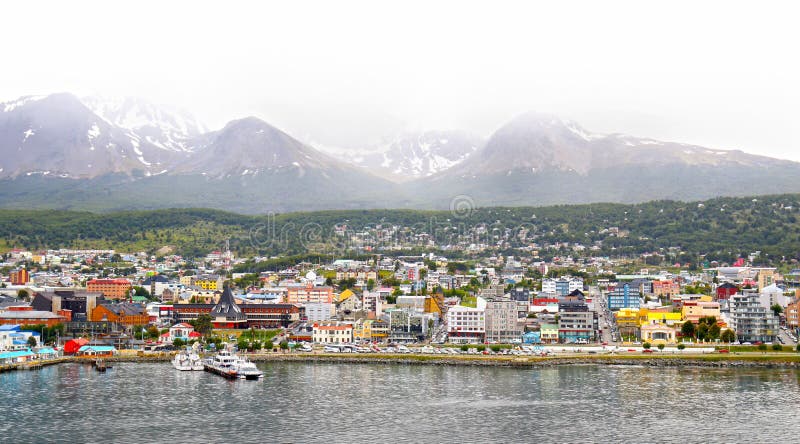 Vue scénique de ville colorée d'Ushuaia en capitale de brume de province de Tierra del Fuego en Argentine, Amérique du Sud images stock Vue scénique de ville colorée d'Ushuaia en capitale de brume de province de Tierra del Fuego en Argentine, Amérique du Sud images stock