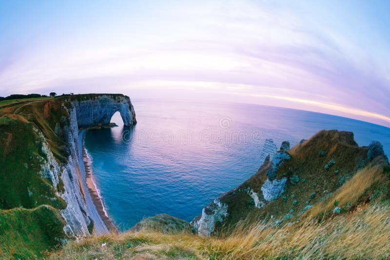 Vue scénique des falaises de craie d'Etretat au coucher du soleil image stock Vue scénique des falaises de craie d'Etretat au coucher du soleil image stock