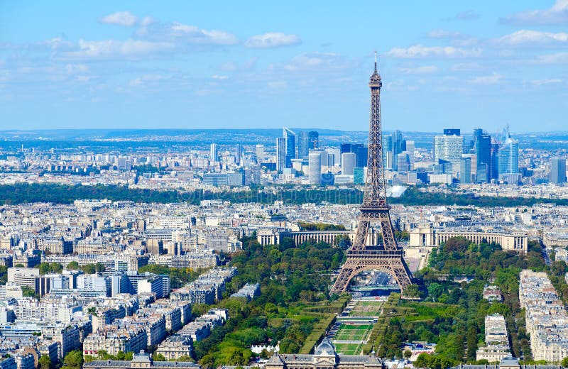 Vue scénique en haut dessus de Tour Eiffel, Champ de Mars, Paris, France images libres de droits Vue scénique en haut dessus de Tour Eiffel, Champ de Mars, Paris, France images libres de droits