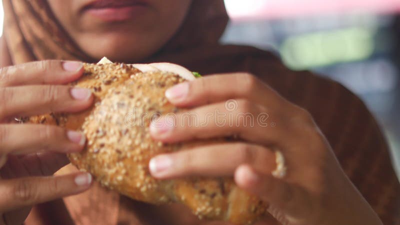 Vue serrée des mains tenant un délicieux sandwich garni de légumes frais et colorés clips vidéos