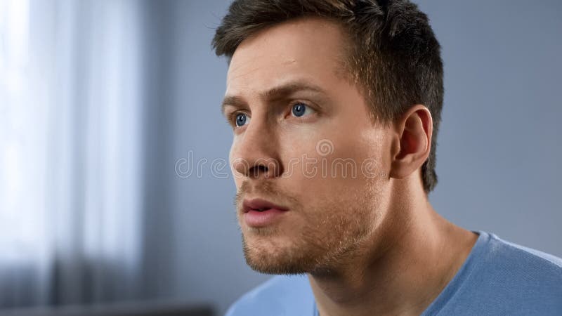 Vue songeuse de mâle adulte, visage exprimant l'espoir, anticipation, nouvelle idée image stock Vue songeuse de mâle adulte, visage exprimant l'espoir, anticipation, nouvelle idée image stock