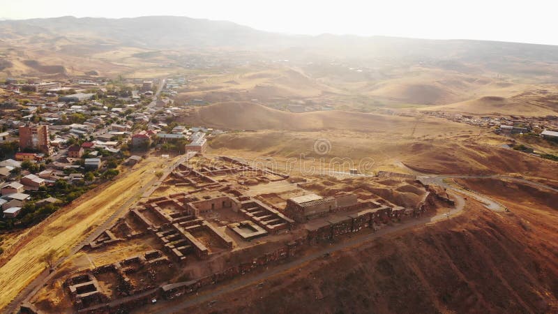Vue statique aérienne ruines de la forteresse erebuni sur une colline clips vidéos