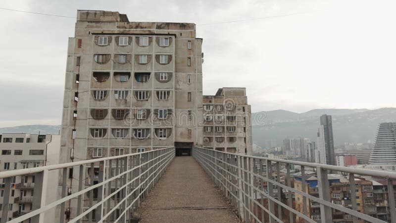 Vue statique de vieux fond soviétique de pont et du bâtiment clips vidéos