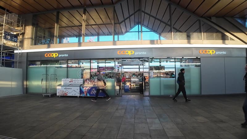 Vue statique des passagers marchant devant le magasin à l'intérieur de la gare SBB de Bâle pendant la journée clips vidéos