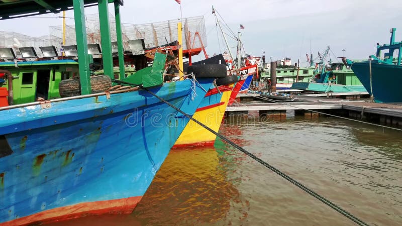 Vue statique du bateau de pêche en bois coloré s'ancrer à une jetée à Kuala Terengganu, Malaisie clips vidéos