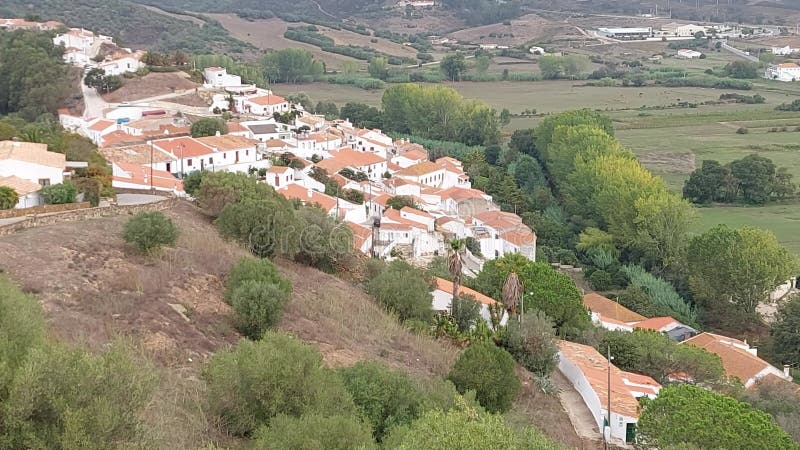 Vue statique en grand angle sur la vieille ville d'aljezur en algarve portugal banque de vidéos