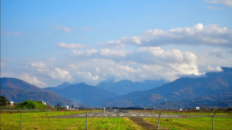 Vue statique piste de l'aéroport de batumi avec temps de départ de l'avion commercial banque de vidéos