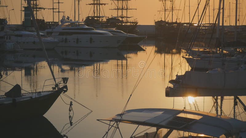 Vue statique sur des yachts de marina banque de vidéos