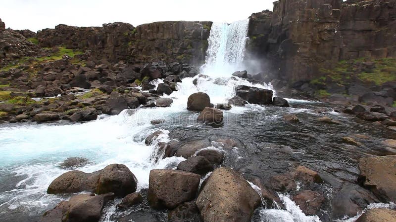 Vue statique sur la cascade d'Oxararfoss banque de vidéos