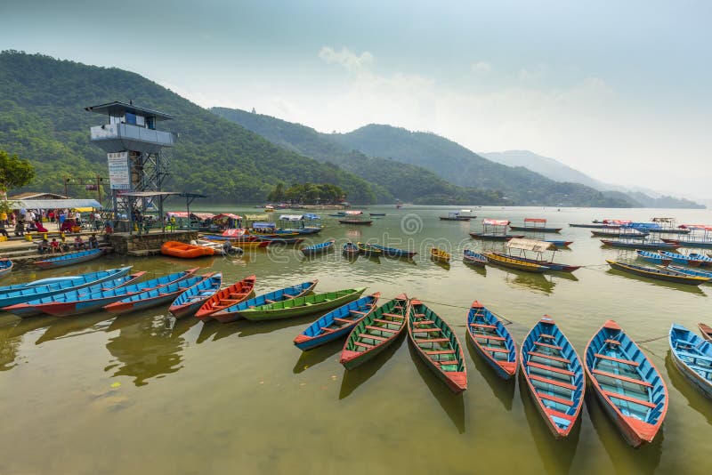 Vue stup?fiante sur le lac Phewa les bateaux colorés s'arrêtent à aligner un midi images stock Vue stup?fiante sur le lac Phewa les bateaux colorés s'arrêtent à aligner un midi images stock