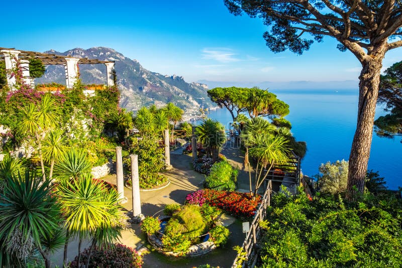 Vue stupéfiante de côte d'Amalfi vue du jardin de Rufolo de villa, Ravello image stock Vue stupéfiante de côte d'Amalfi vue du jardin de Rufolo de villa, Ravello image stock