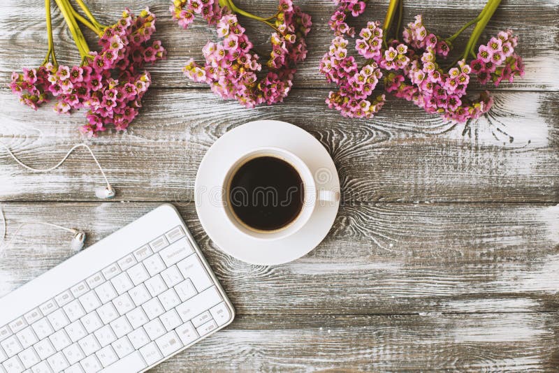 Espace De Travail Avec Clavier Café Tasse Fleur Bloc-notes Avec Ressort  Pour L'idée Note Objectif Plan écriture Concept Intelligen Image stock -  Image du cuvette, plat: 241285219